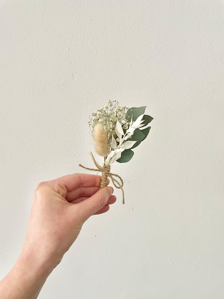 Dried Flower Buttonhole green white natural tone brown, ruscus, bunny tail, eucalyptus, gypsophila